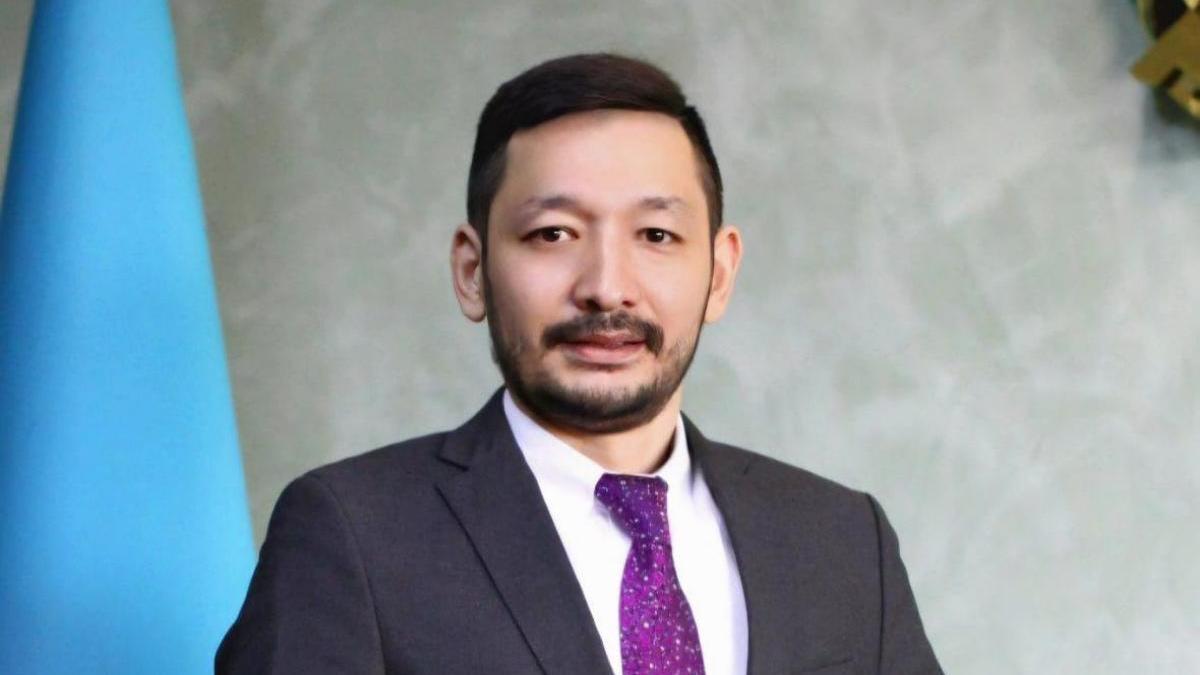 Исследователь рынка и направлений, рабочий стол с ноутбуком и заметками без читаемого текста