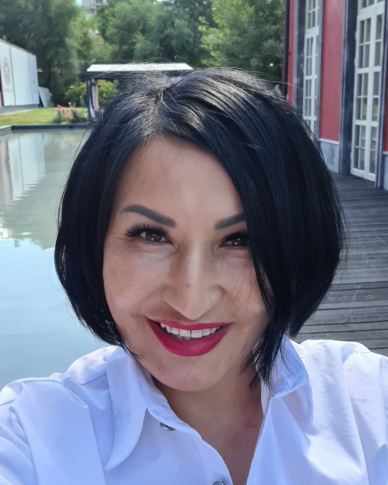 Специалист по сценарному анализу, рабочее место с ноутбуком и диаграммами без текста